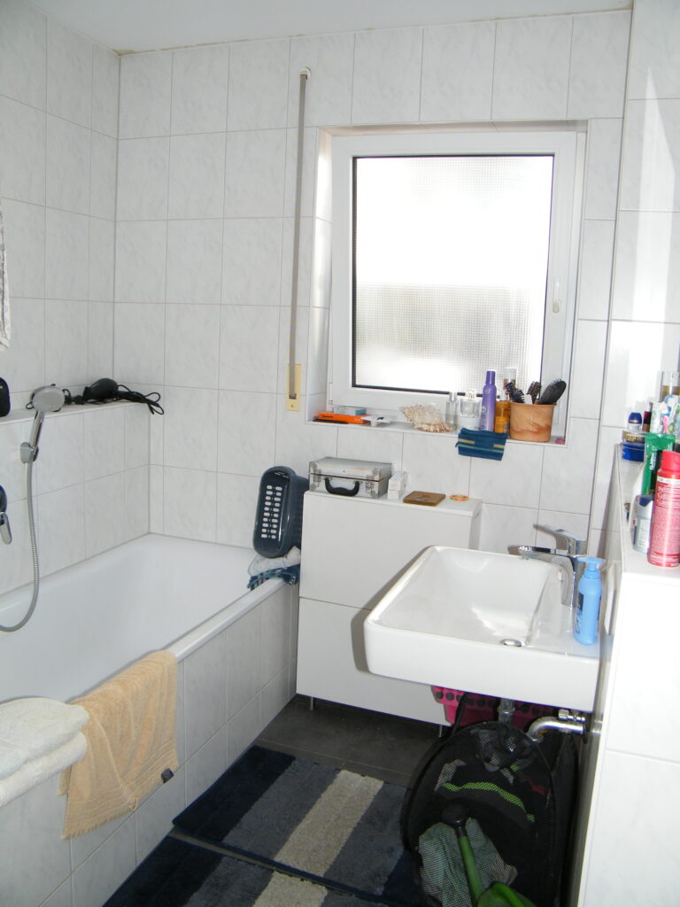 3 1/2 Zimmer-Erdgeschoß-Wohnung mit großem Garten in Bönnigheim, TG-Platz und Stellplatz im Freien