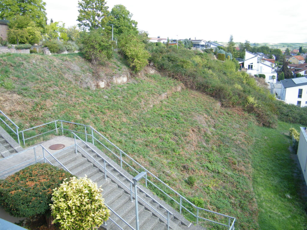 Bauplatz mit unverbaubarer Süd-Aussicht in Kirchheim/Neckar mit 978 m²