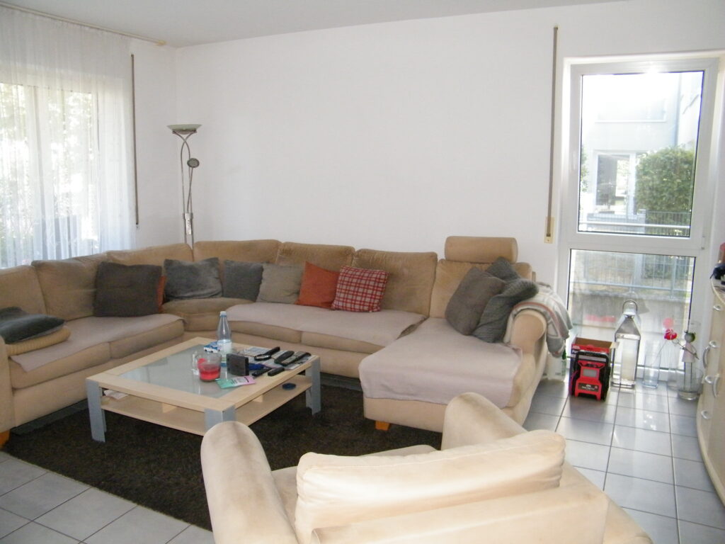 3 1/2 Zimmer-Erdgeschoß-Wohnung mit großem Garten in Bönnigheim, TG-Platz und Stellplatz im Freien