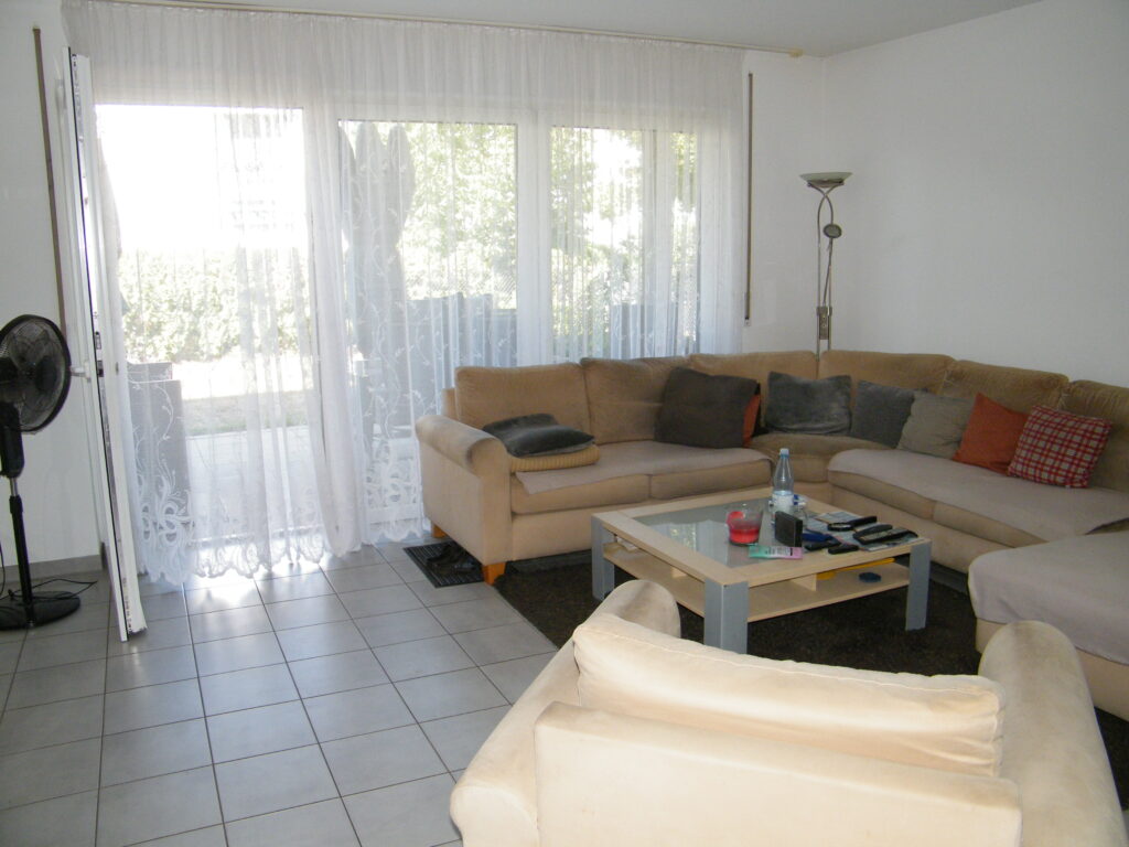 3 1/2 Zimmer-Erdgeschoß-Wohnung mit großem Garten in Bönnigheim, TG-Platz und Stellplatz im Freien