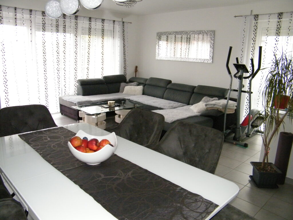 3 1/2-Zimmer-Wohnung im 1.OG mit Balkon in Bönnigheim Bj. 2014 in sehr guter Wohnlage